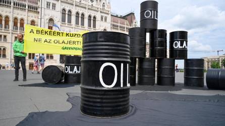 Activistas protestan contra las exportaciones de petróleo ruso a Europa por la guerra en Ucrania.