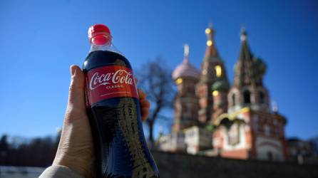 La multinacional Coca Cola dijo en un comunicado que “seguirá evaluando la situación y el curso de los acontecimientos” en Ucrania.