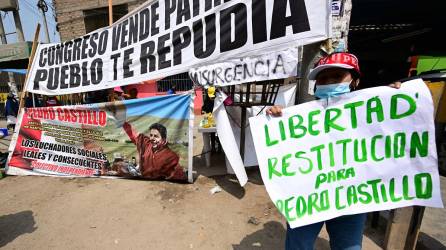 Simpatizantes de Castillo exigen su libertad mientras se intensifican las protestas contra Boluarte en todo el país.