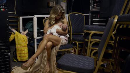 Hannah Neeleman con Flora Jo, su octavo bebé, durante un tiempo libre en el concurso de belleza Señora Mundo.