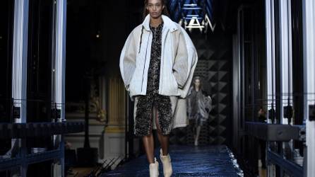 Una model luce una creación de Louis Vuitton de la colección Womenswear Fall-Winter 2023-2024.
