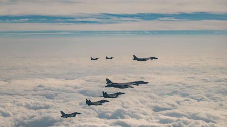 Bombarderos estadounidenses, cazas surcoreanos y japoneses realizaron maniobras conjuntas tras el lanzamiento norcoreano.