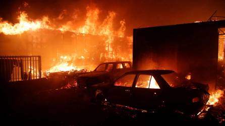 <b>Chile</b> combate los incendios forestales más mortíferos de su historia reciente, con varios puntos ardiendo en la región de Valparaíso, donde se registran al menos 112 muertos y más de un centenar de personas desaparecidas en zonas superpobladas arrasadas por las llamas.