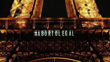 Varios mensajes pro aborto fueron proyectados este lunes en la Torre Eiffel tras el anuncio del Gobierno.