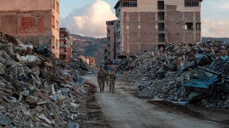 El ejército turco patrulla las ciudades devastadas por los sismos en Turquía.