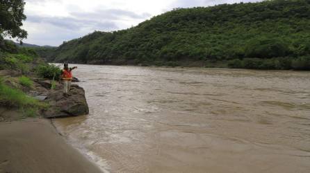 Fotografía de archivo muestra el nivel del cauce del río Ulúa, en Santa Bárbara (Honduras).