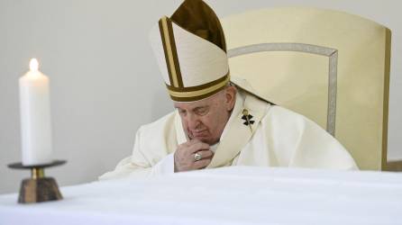 El Papa Francisco ha liderado los ritos de Semana Santa en el Vaticano tras ser dado de alta la semana pasada.