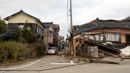 Un terremoto de 7,6 grados Richter golpeó hoy la prefectura de Ishikawa, en el litoral occidental del centro de Japón, y obligó a activar una alerta por tsunami en buena parte del archipiélago, además de causar importantes daños y dejar sepultadas al menos a seis personas bajo los escombros.