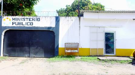 <b>En una casa funciona el Ministerio Público en el barrio San José de El Progreso y en el patio está el depósito de evidencias. Foto: Moisés Valenzuela</b>