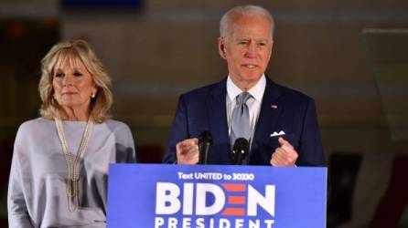 El ex vicepresidente Joe Biden celebra su victoria en las primarias de Michigan, Idaho y Misuri./AFP.