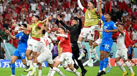Jugadores de Marruecos celebraron el triunfazo con sus aficionados.
