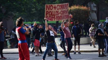 Las protestas continúan este martes en Santiago de Chile con violentos enfrentamientos entre los manifestantes y militares./AFP.