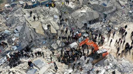 Equipos de rescate intentan sacar a los sobrevivientes del sismo atrapados bajo los escombros de edificios en Turquía.