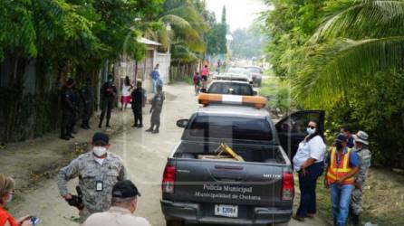 Autoridades inspeccionan expendios para decomisar el guaro adulterado en la aldea Monterrey, donde ayer hubo tres muertos. Los vecinos de la aldea Los Caraos están en zozobra porque aún hay gente con síntomas. Fotos la prensa • José Cantarero