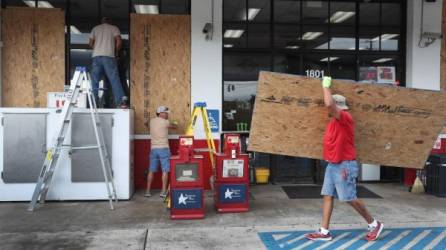 Residentes de Texas y Louisiana se preparan para el impacto del huracán Laura./AFP.