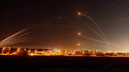 Cientos de cohetes fueron lanzados este jueves desde la Franja de <b>Gaza</b> hacia Israel poco después de nuevos ataques israelíes, elevando a 22 el número de palestinos muertos en dos días en el peor repunte de violencia en meses.