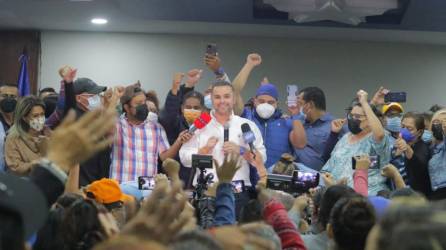 David Chávez, presidente del Partido Nacional en reunión con la dirigencia de su partido político.