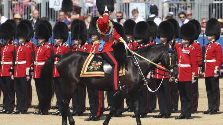 El Príncipe William de Gran Bretaña, Príncipe de Gales, saluda mientras lleva a cabo la Revisión del Coronel en el Desfile de la Guardia a Caballo en Londres el 10 de junio de 2023 antes del Desfile del Cumpleaños del Rey Carlos III.