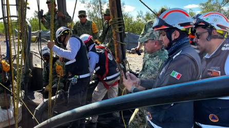 El Ejército de México y un equipo de expertos lideran las tareas de rescate de los 10 mineros atrapados tras derrumbe.