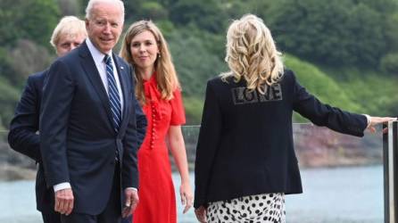 Jill Biden lució una chaqueta con la palabra amor en la espalda en su encuentro con el primer ministro británico Boris Johnson y su esposa, Carrie.