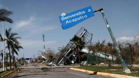 Vista de la destrucción dejada por el paso del huracán Otis fuera del Aeropuerto Internacional de Acapulco en Acapulco, México, el 27 de octubre de 2023.