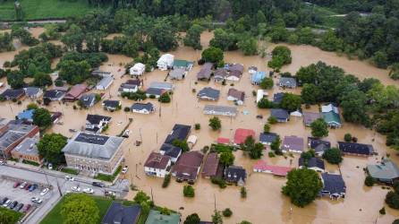 Las fuertes lluvias no dan tregua y complican los rescates de cientos de personas atrapadas en Kentucky, Estados Unidos, donde las inundaciones de la última semana han dejado ya 30 muertos, dijo el gobernador Andy Beshear.