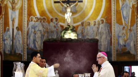 El obispo de la Diócesis de San Pedro Sula, Ángel Garachana, presidió la misa crismal que fue concelebrada por otros sacerdotes.