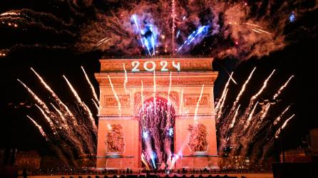 Celebraciones en el arco del Triunfo en París, donde se registraron varios incidentes este 1 de enero.