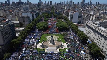 Miles de argentinos salieron a protestar este miércoles contra las reformas de Milei en Argentina.