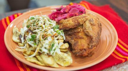 Exquisito pollo con tajadas al estilo de la capital Tegucigalpa
