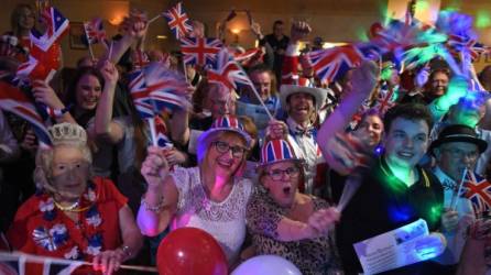 Londinenses celebran la salida de su país de la Unión Europea. AFP