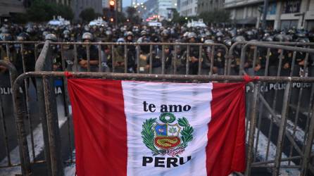 Un cerco policial resguarda el Congreso de Perú mientras los legisladores inician un nuevo debate para discutir el adelanto de elecciones.