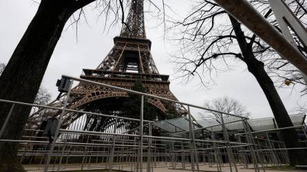 La Torre Eiffel luce desértica este martes.