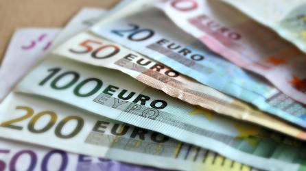 El euro podría seguir desplomándose. Los datos sobre la inflación en Alemania, Francia y Estados Unidos podrían alimentar el miércoles la preocupación de los inversores.