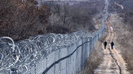 Policías estadounidenses cuidan las orillas de la frontera.