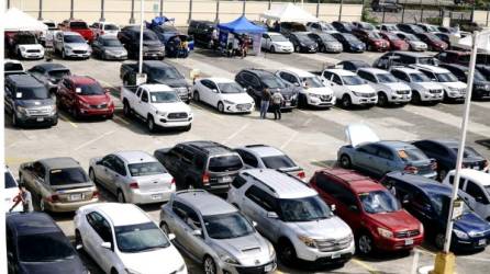 Camionetas y turismos se exponen en la feria. A. Izaguirre.