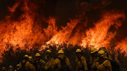 Los bomberos luchan por controlar gigantescos incendios forestales en California y Oregon.