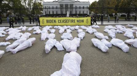 Decenas de falsos cadáveres envueltos en bolsas blancas fueron colocados este miércoles frente a la Casa Blanca para pedir a la Administración de Joe Biden que presione “urgentemente” para conseguir un alto el fuego en la guerra de Gaza.
