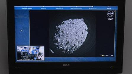 Un televisor en el Centro Espacial Kennedy de la NASA en Cabo Cañaveral, Florida, captura las imágenes finales de la Prueba de redirección de doble asteroide (DART) justo antes de que se estrelle contra el asteroide Dimorphos.
