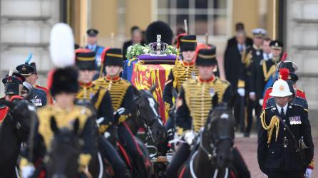 El cortejo fúnebre con los restos de Isabel II salió este miércoles del palacio de Buckingham, en Londres, rumbo a la sede del Parlamento, donde se instalará la capilla ardiente hasta el día del funeral, el 19 de septiembre.