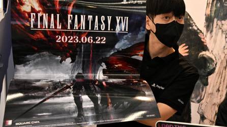 Un fan junto al poster de Final Fantasy XVI.