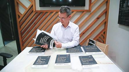 Siete libros de escritores reconocidos fueron editados por Azcona para que la población pueda acceder a ellos. Fotos: Andro Rodríguez