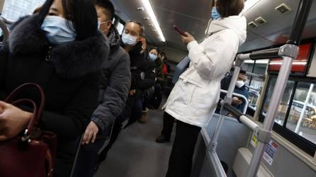 Personas con mascarilla en un autobús en Pekín, el 30 de enero de 2023.