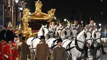 El Reino Unido se prepara para la histórica coronación de Carlos III que se celebrará este sábado en Londres, acaparando la atención mundial. Los ensayos para la ceremonia iniciaron el martes por la noche, con cientos de militares participando en el desfile que recorrerá las calles de la capital inglesa.