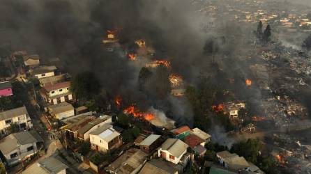 Cientos de personas perdieron sus casas y autos en los incendios forestales que azotan Chile.