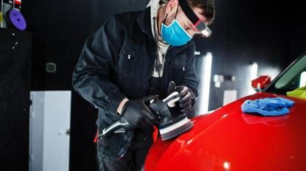 Las reparaciones de la pintura de los automóviles deben ser realizadas por personal capacitado y calificado.