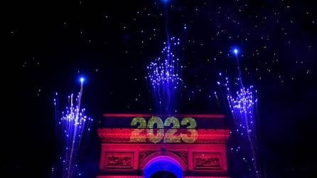 Miles de personas le dieron la bienvenida al 2023 en París.