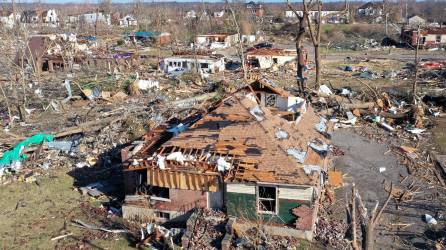 Kentucky es el epicentro de la devastación causada por una serie de tornados que sorprendieron a miles de residentes la madrugada del sábado.