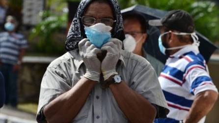 Personas con enfermedades previas como diabetes, hipertensión y arritmia cardíaca son más propensas a morir con COVID-19, por lo que se recomienda que los adultos mayores se mantengan en sus casas. Foto: AFP