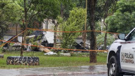 Los restos de una avioneta que se accidentó hoy permanecen acordonados por las autoridades, en Jaboticabal, estado de Sao Paulo (Brasil). el Cuerpo de Bomberos. EFE/ Luciano Claudino